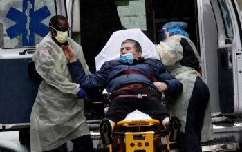 Sejumlah warga di sekitar Rumah Sakit Mount Sinai di Manhattan, New York City, Amerika Serikat, memberikan dukungan terhadap petugas medis, Senin (13/4) Foto: Reuters/Mike Segar