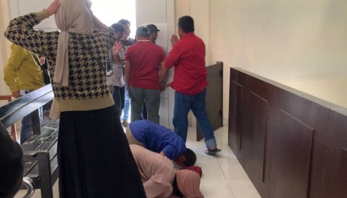 Praperadilan CDW di PN Palu Diterima, Keluarga Nangis Sambil Sujud Syukur