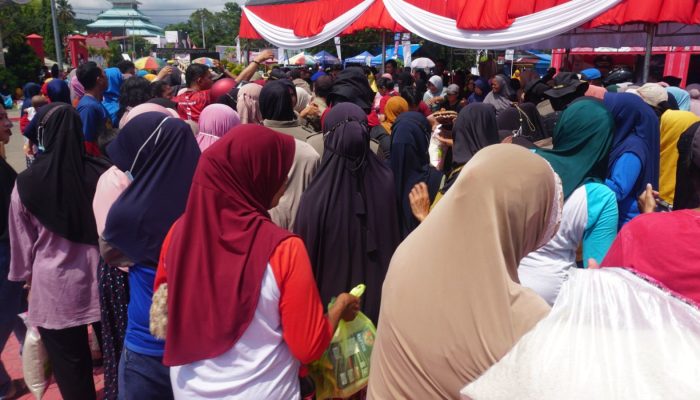 Pj Bupati Morowali Bagi-bagi Sembako Gratis Untuk Masyarakat Kurang Mampu