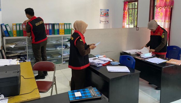 Penyidik Kejati Sulteng Geledah 2 Kantor dan Rumah Kades Ambunu Morowali