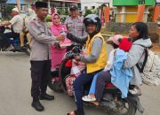 Polsek Petasia Bagi-bagi Takjil Jelang Buka Puasa