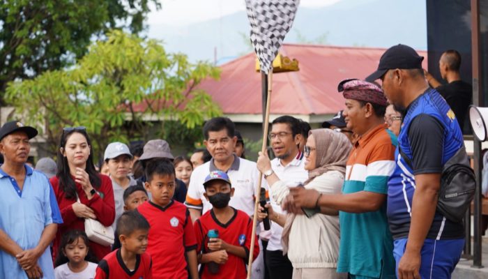 Lepas Peserta Jalan Santai, Sekretaris Kota Palu Ajak Umat Hindu Sukseskan Program Pemerintah