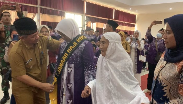 Momen Asisten 2 Kota Palu Pakaikan Syal Jamaah Haji Tertua dan Termuda sebelum Berangkat ke Mekkah