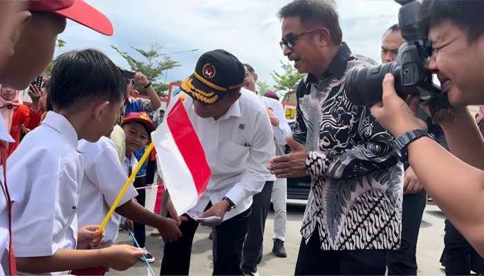 Tinjau Pembangunan SD Negeri 2 Talise, Menko PMK Bagi-bagi Uang ke Siswa