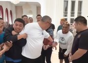 Bikin Ngakak, Ahmad Ali-Oki SUCA Dkk Parodikan Video Viral Tak Jabat Tangan Relawan