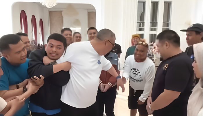 Bikin Ngakak, Ahmad Ali-Oki SUCA Dkk Parodikan Video Viral Tak Jabat Tangan Relawan