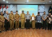 Sekda Kota Palu Hadiri Penyerahan Surat Pengesahan Kewarganegaraan Indonesia untuk Guru Tua