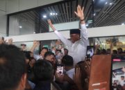 Ribuan Relawan Sambut Anwar-Reny di Bandara Mutiara Sis Aljufri Palu, Sekretaris Demokrat Sulteng Sebut Tanda Kemenangan