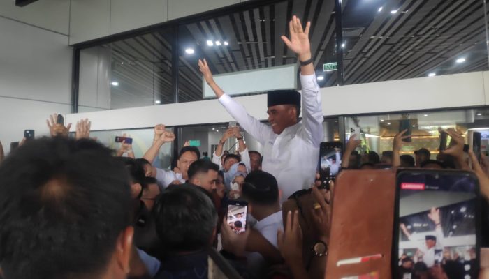 Ribuan Relawan Sambut Anwar-Reny di Bandara Mutiara Sis Aljufri Palu, Sekretaris Demokrat Sulteng Sebut Tanda Kemenangan