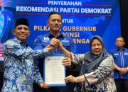 DPP Demokrat Serahkan Formulir B1KWK ke Anwar Hafid dan Reny A Lamadjido Maju di Pilkada Sulteng 2024