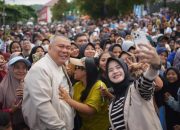 Momen Ahmad Ali Jadi Rebutan Emak-emak Berswafoto saat Jalan Santai di Kabupaten Balut