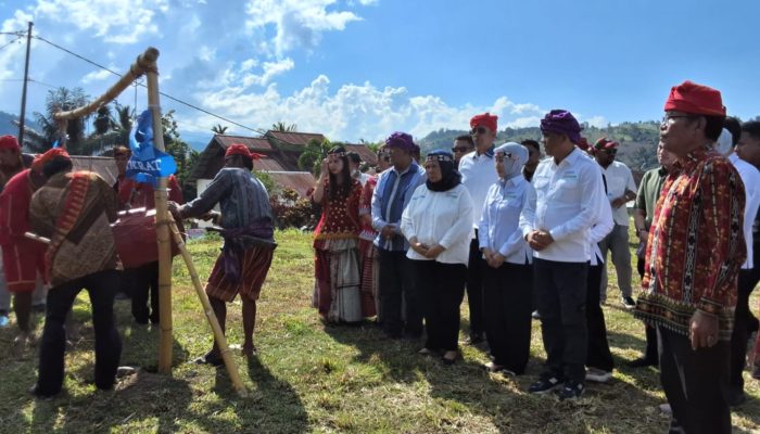 Deklarasi Pilkada 2024, Upacara Adat Kulawi Sambut Anwar Hafid dan Reny A Lamadjido di Desa Bolapapu