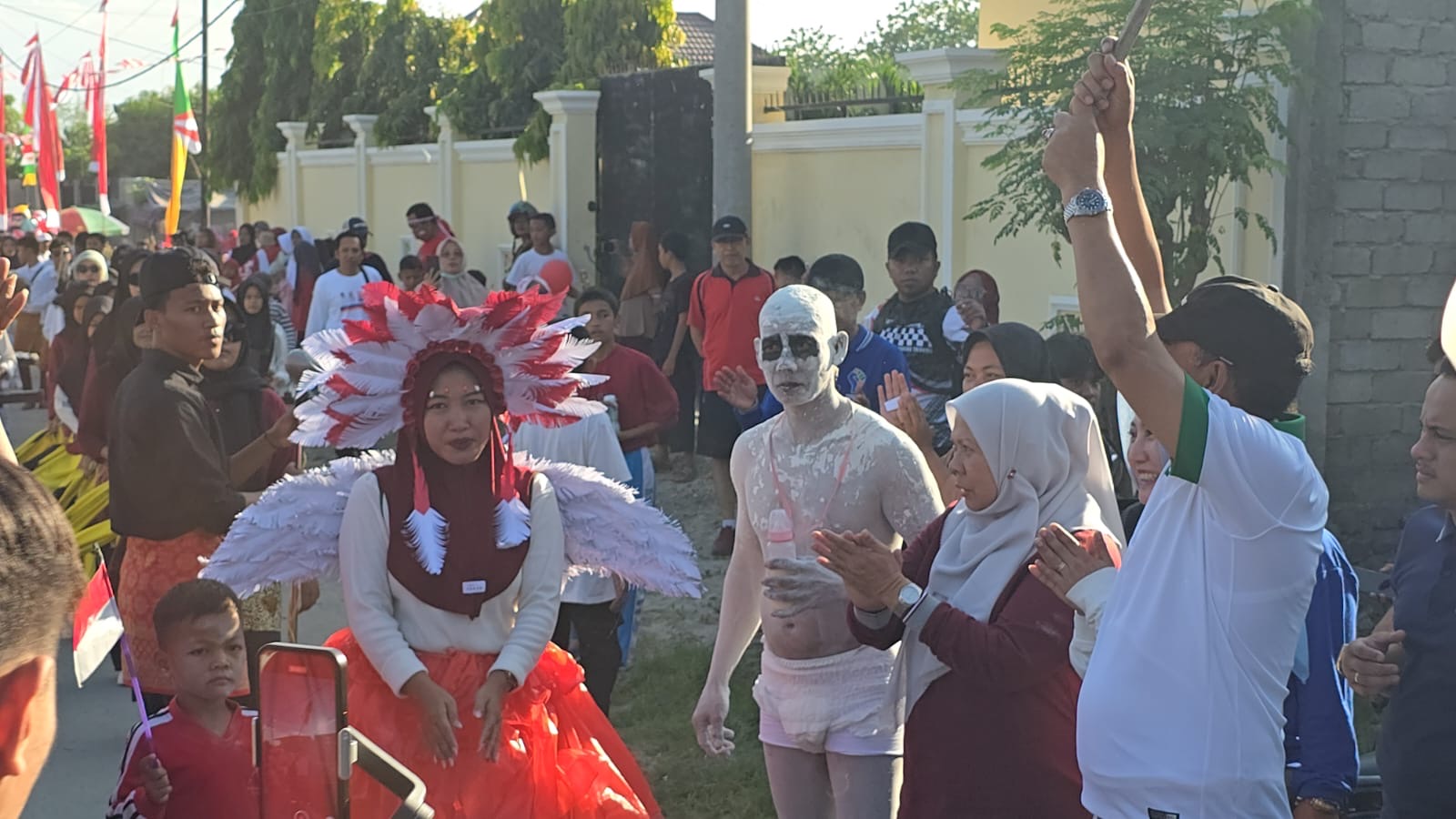 Anwar Hafid Lepas Ribuan Peserta Jalan Santai Merdeka di Kelurahan Duyu Palu