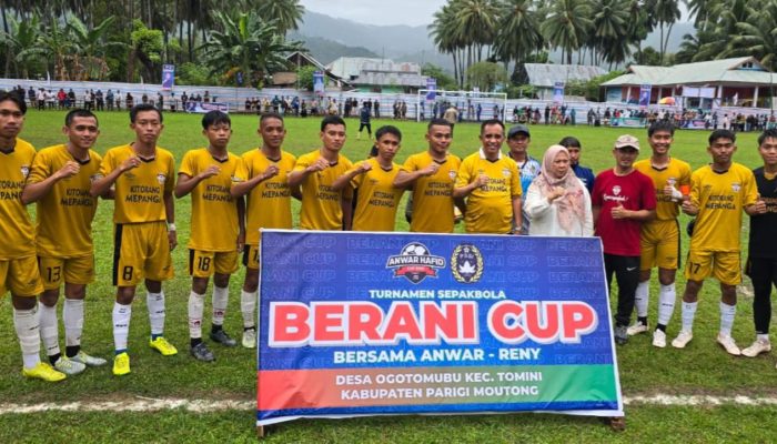 Anwar Hafid-Reny Lamadjido Buka Turnamen Sepak Bola BERANI Cup 2024 di Desa Ogotumubu Parimo