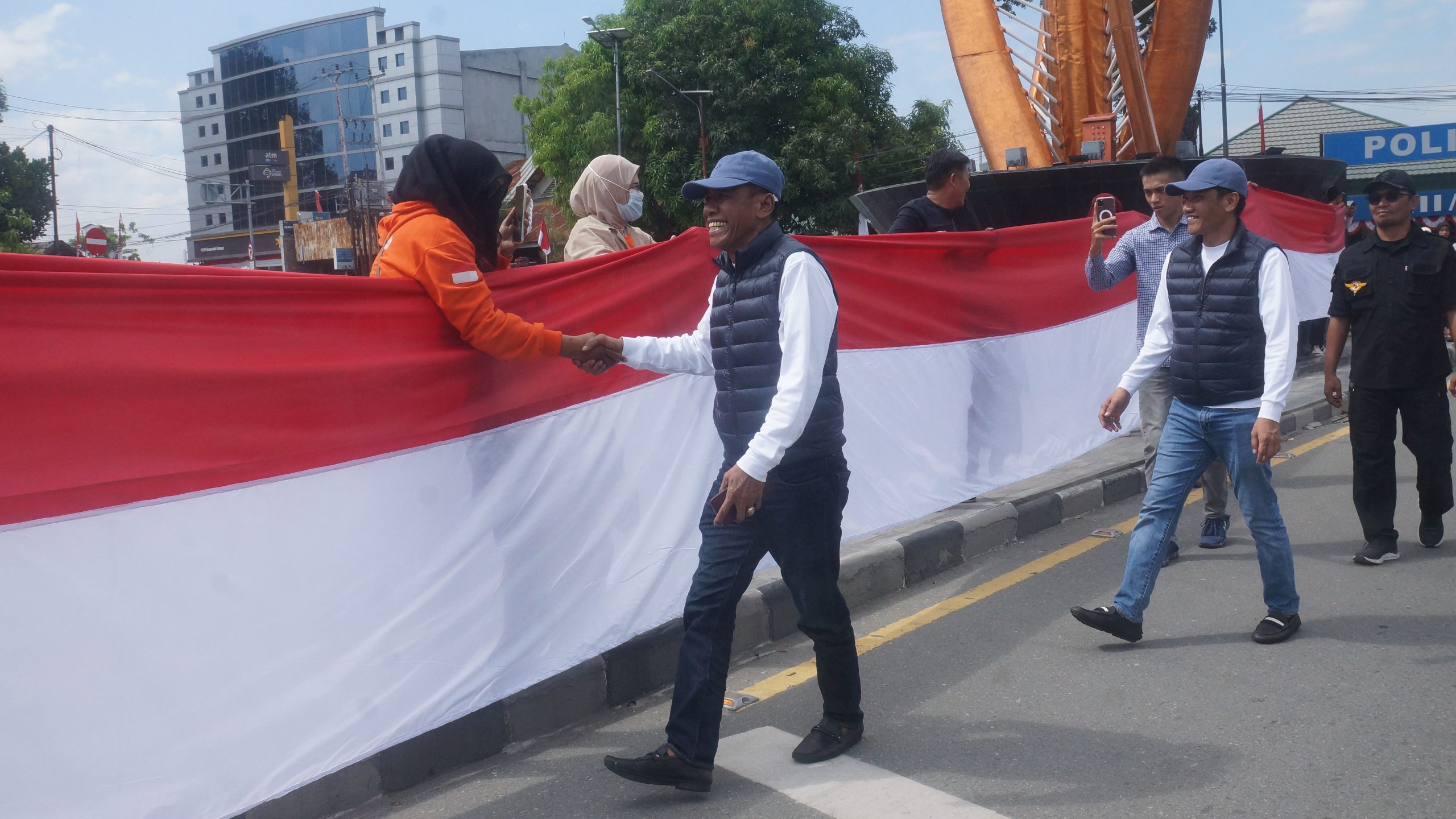Pasca Terima Dukungan dari Sejumlah Partai, Masyarakat Bentangkan Bendera Merah Putih 79 Meter saat Sambut Hidayat dan Andi Nur Lamakarate