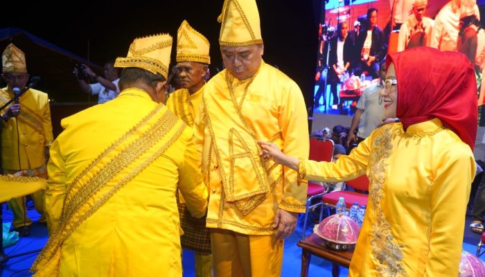 Momen Ahmad Ali Pakai Siga dan Salempang Kuning saat Didaulat Jadi Ketua Dewan Adat Dampal Donggala