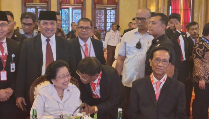 Momen Megawati Tertawa disamping Gubernur Sulteng saat Foto Bersama di Acara Penyerahan Duplikat Bendera Pusaka