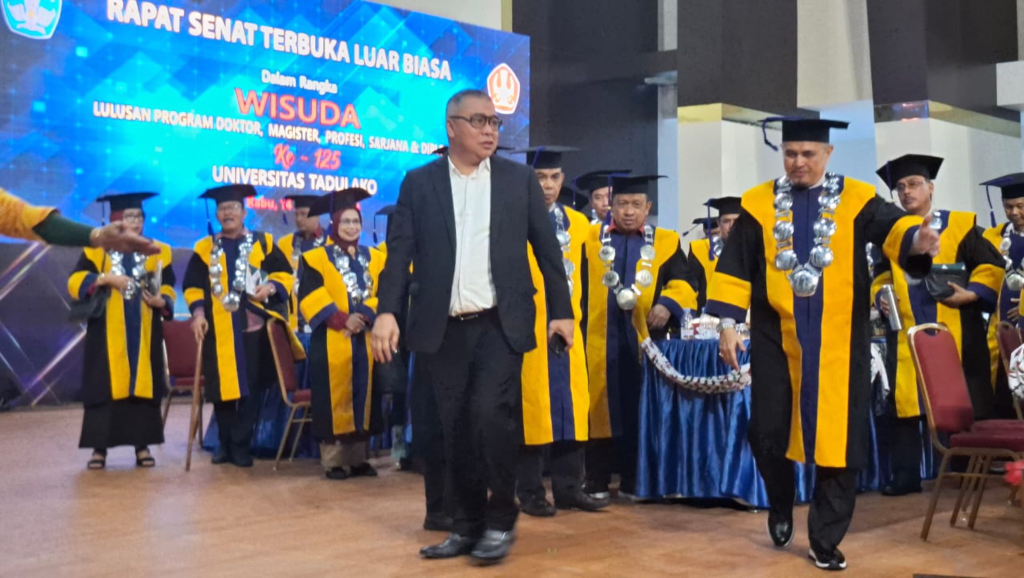 Ketua IKA Untad Ahmad Ali Berikan Beasiswa Luar Negeri untuk Lulusan Terbaik di Wisuda ke-125