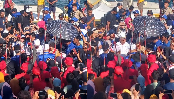 Ribuan Warga Balut Arak Anwar Hafid dan Reny Lamadjido ke Keraton Raja Jelang Pilkada 2024