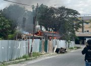 Sebuah Rumah di Jl KH Ahmad Dahlan Palu Ludes Terbakar