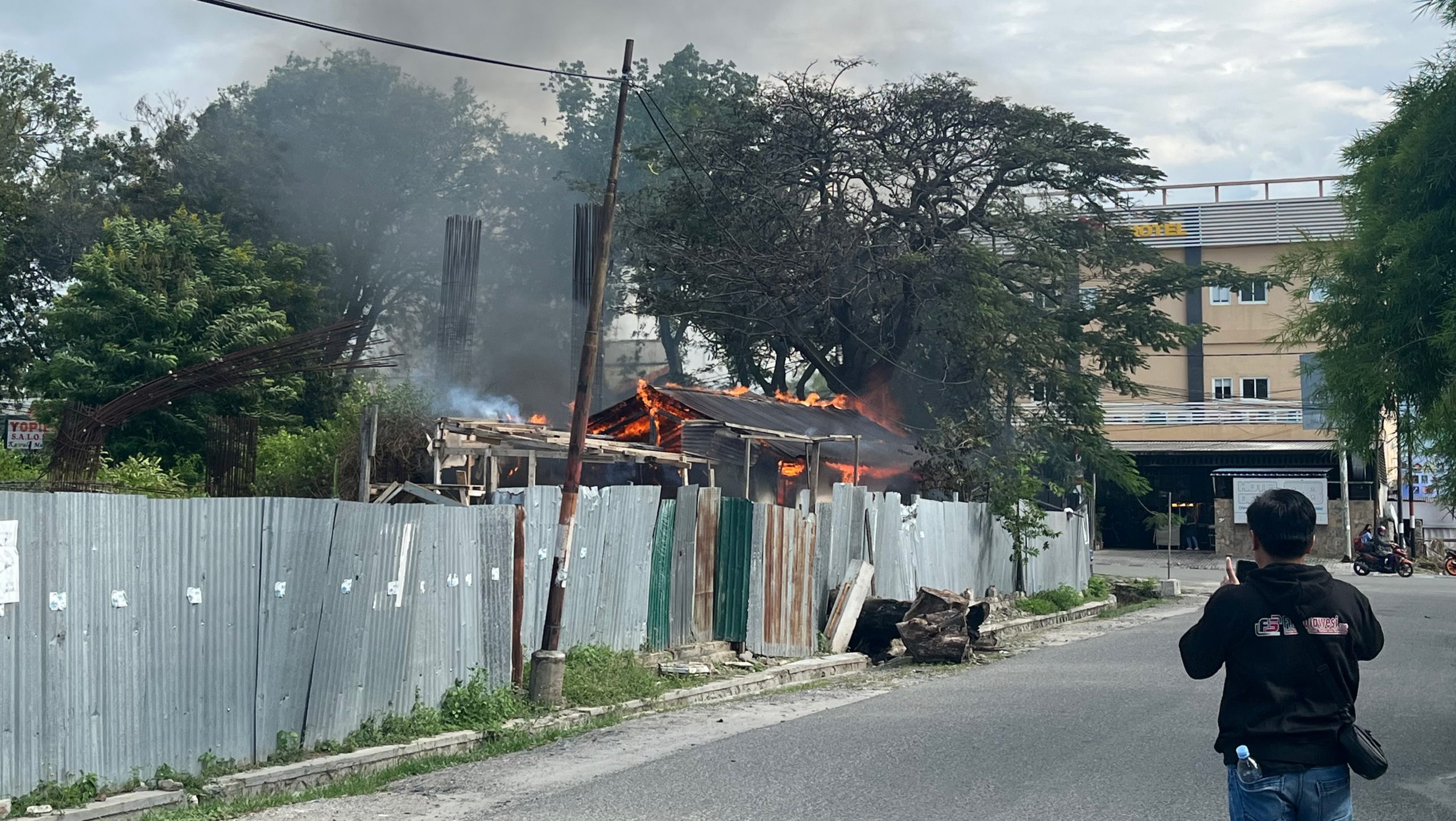 Sebuah Rumah di Jl KH Ahmad Dahlan Palu Ludes Terbakar
