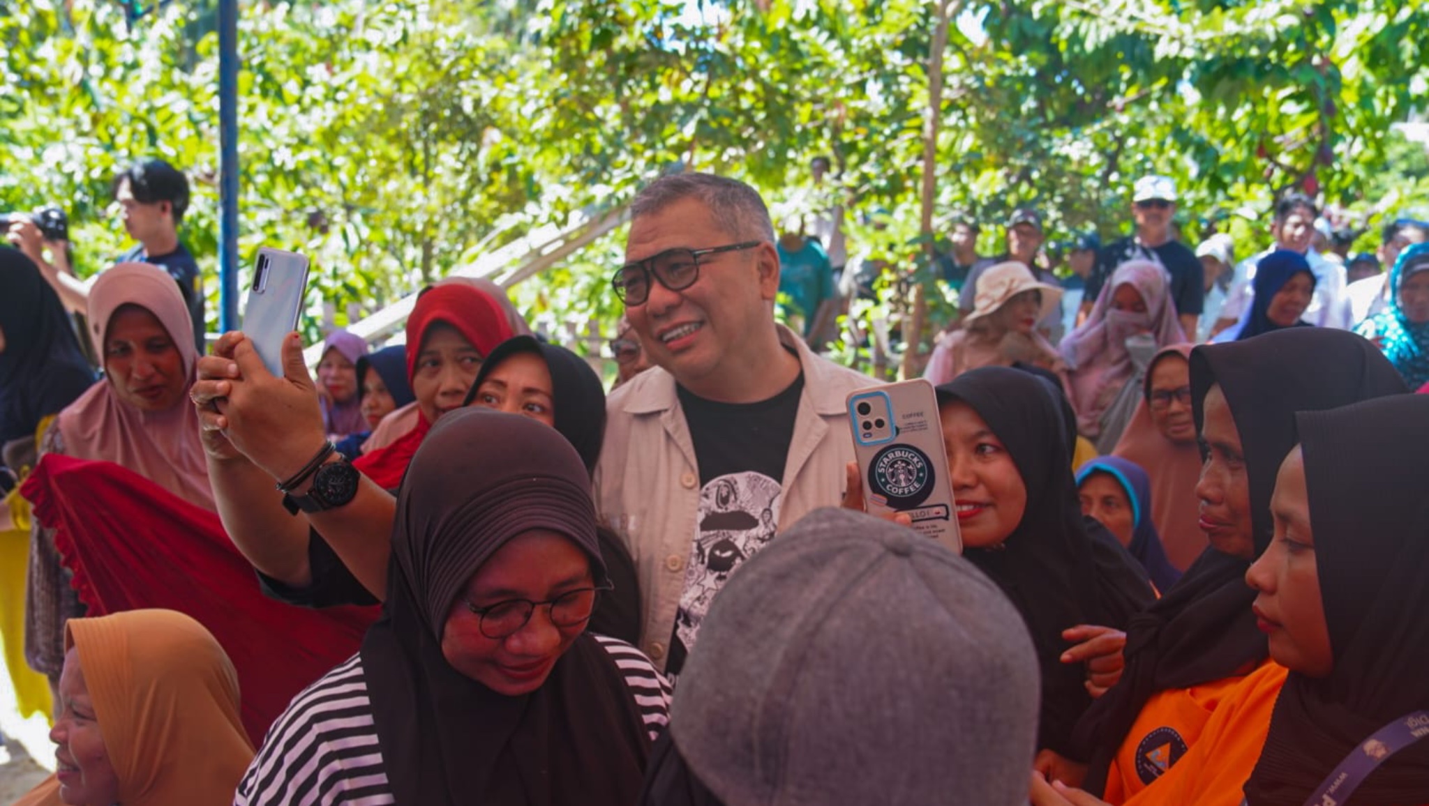 Ahmad Ali dan Abdul Karim Aljufri Bagi Sembako-Sediakan Layanan Kesehatan Gratis Bagi Warga Terdampak Banjir di Parimo