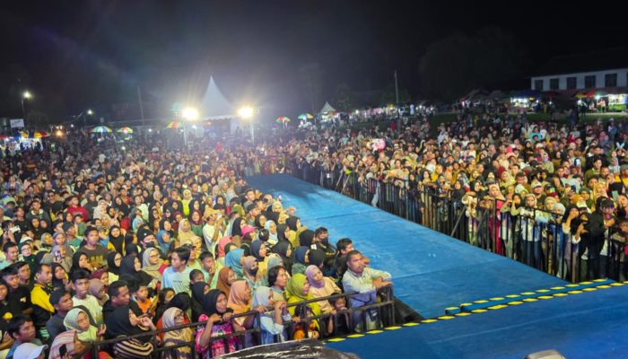 Warga Bondong-bondong Ikut Deklarasi Anwar Hafid dan Reny Lamadjido di Lapangan Obor Sigi, Ada Armada dan Septi KDI