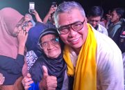 Momen Ahmad Ali Peluk Lansia di Desa Lembasada Donggala saat Konser Beramal