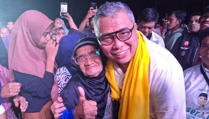 Momen Ahmad Ali Peluk Lansia di Desa Lembasada Donggala saat Konser Beramal