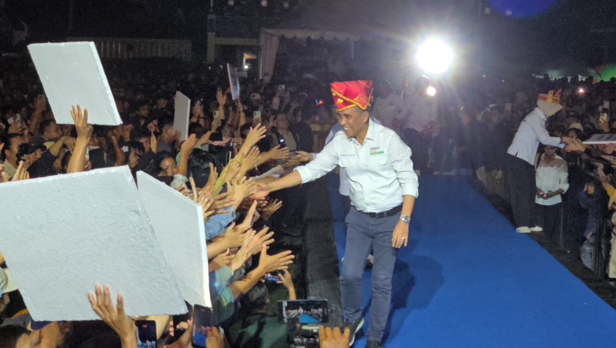 Ribuan Warga Padati Lapangan Wita Mori, Ikut Deklarasi Anwar Hafid dan Reny Lamadjido