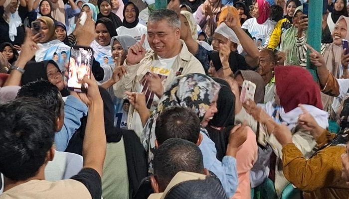 Ahmad Ali Joget Gemoy Bersama Emak-emak, Yakin Bisa Dapatkan Suara Terbanyak di Parimo
