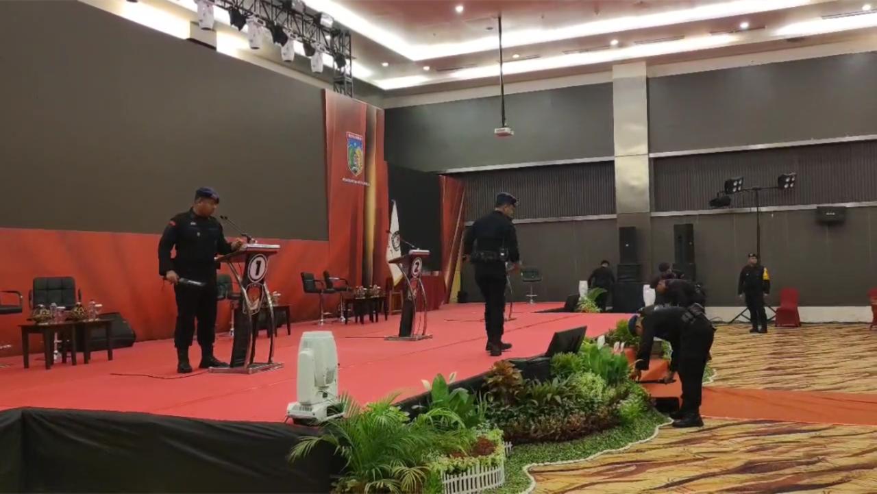 Tim Jibom Brimob Polda Sulteng Sterilisasi Lokasi Debat Perdana Pilkada Kota Palu 2024, Wakapolresta Sebut 340 Sudah Siaga