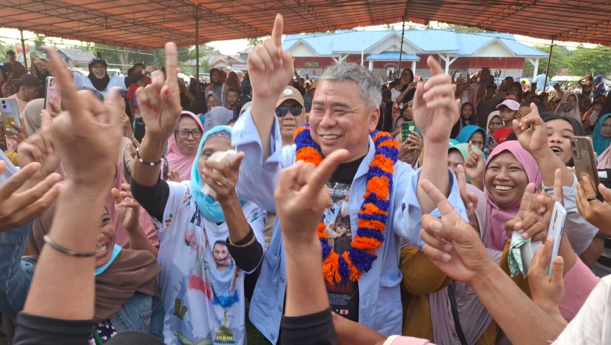 Raut Wajah Kebahagiaan Ahmad Ali Terpancar saat Dekat Dengan Masyarakat Banggai