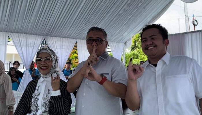 Jalan Kaki, Ahmad Ali dan Keluarga Nyoblos di TPS 14 Tanamonindi Palu