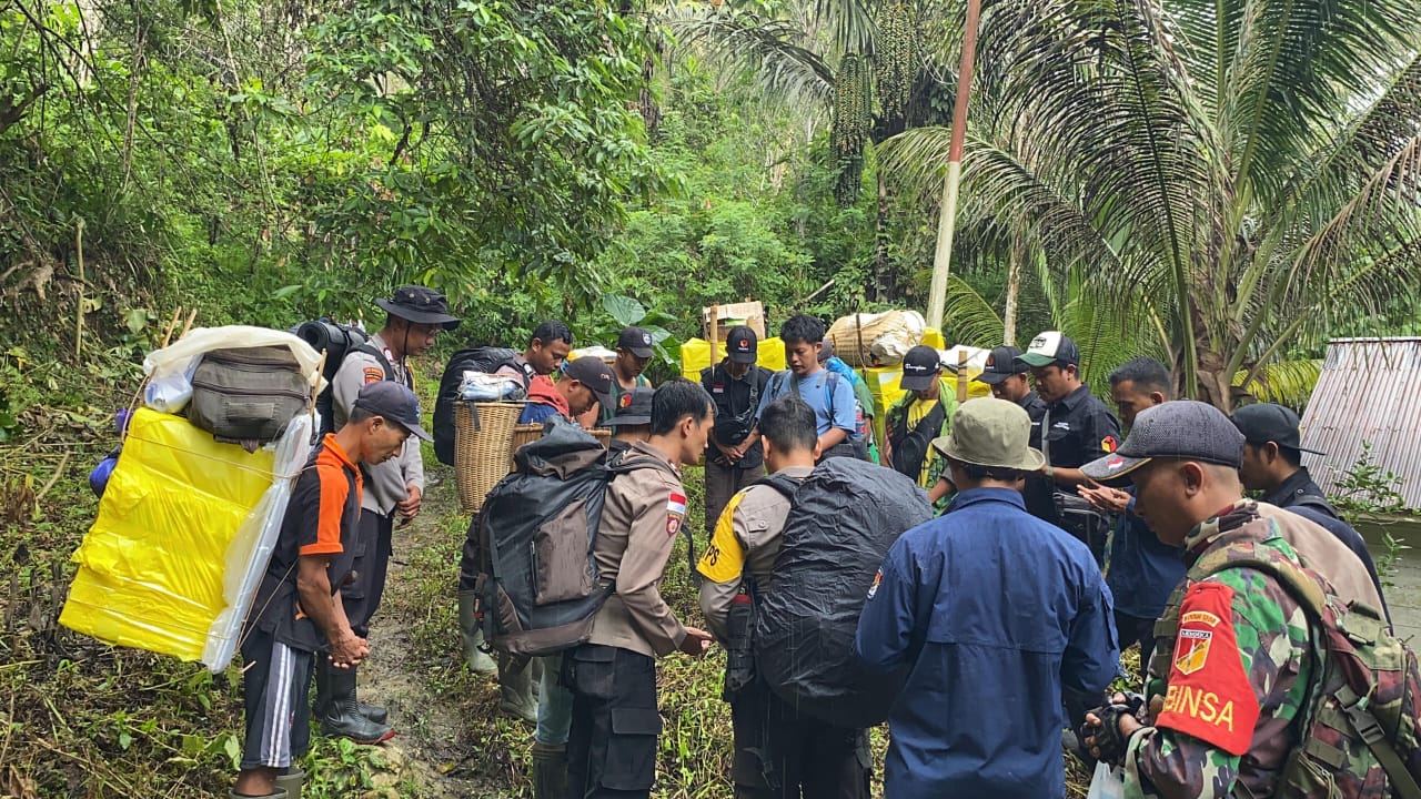 Jalan Kaki 3 Hari, Personel Polres Banggai Kawal Logistik Pilkada 2024 ke Desa Baloa Doda