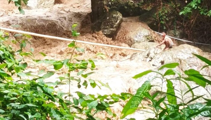 BREAKING NEWS: 2 Warga Ogotumubu Hanyut Terseret Banjir di Air Terjun Ogomojolo