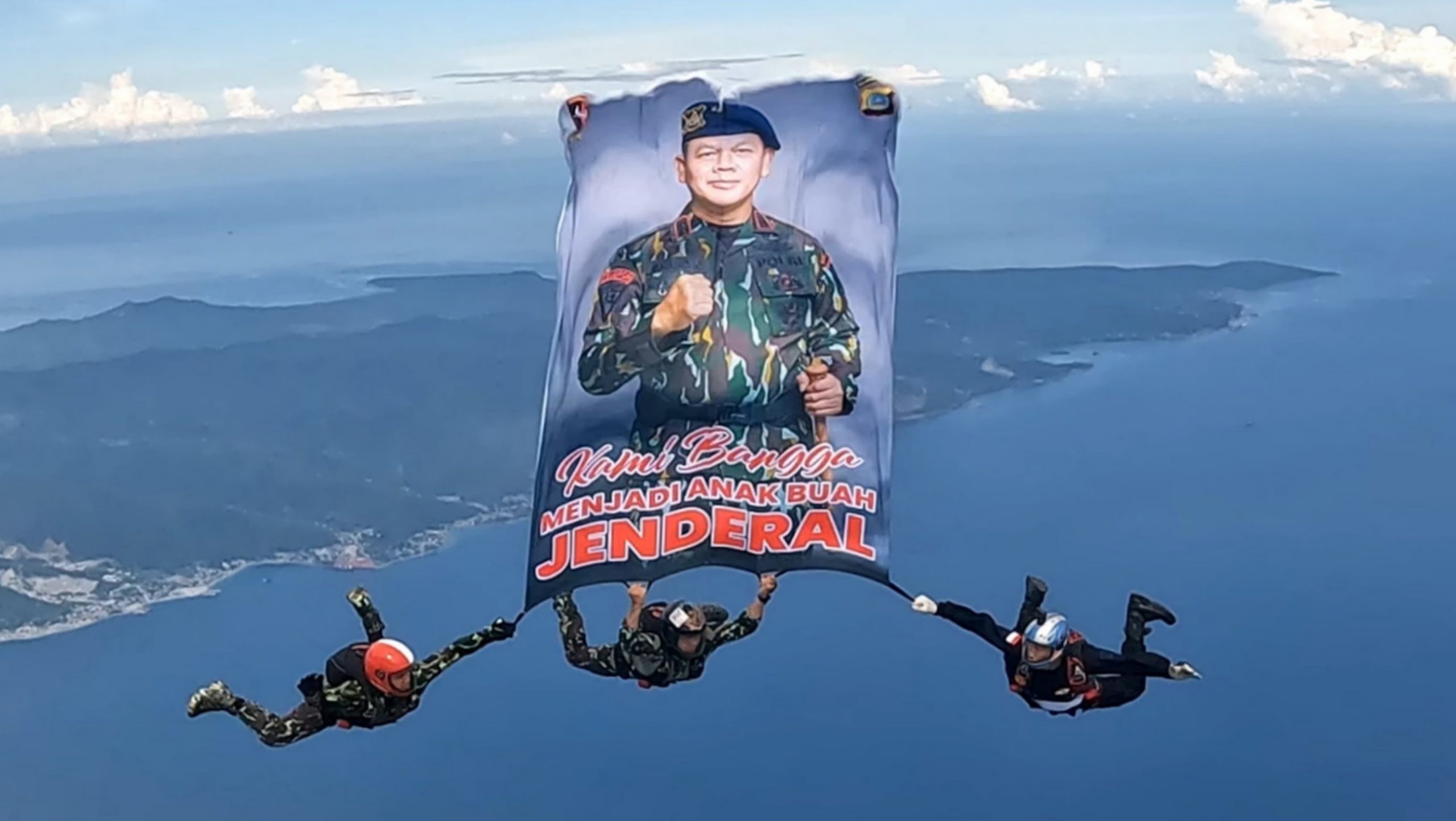 Aksi Terjun Payung Brimob Polda Sulteng Kibarkan Wajah Kapolda Irjen Pol Agus Nugroho di Langit Palu