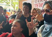 Adian Napitupulu Hadiri Acara Tantang Cudy Pilkada 2024, Berpakaian Serba Hitam hingga Diajak Peserta Berswafoto Pakai Simbol Tangan Metal