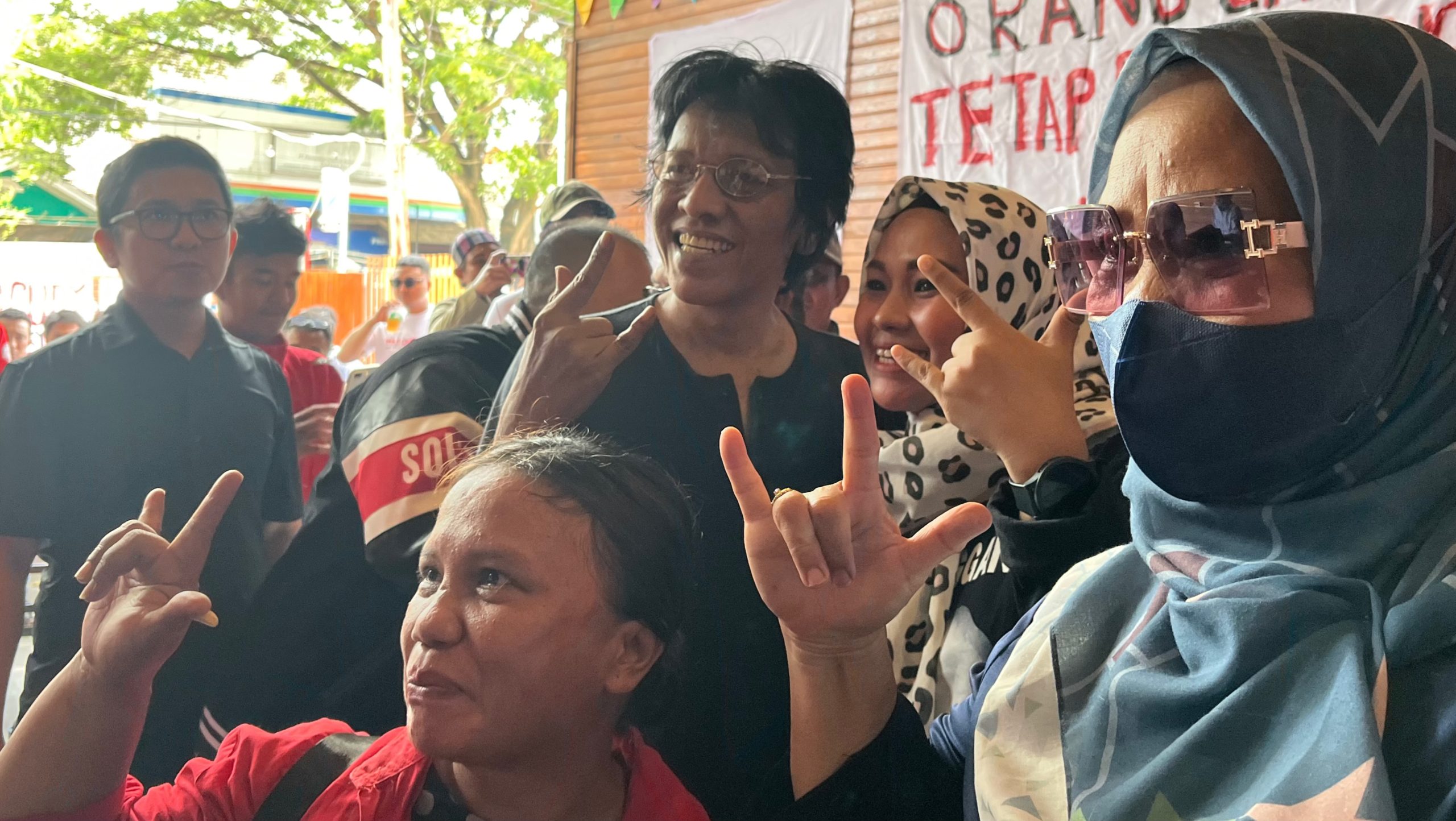 Adian Napitupulu Hadiri Acara Tantang Cudy, Berpakaian Serba Hitam hingga Diajak Peserta Berswafoto Pakai Simbol Tangan Metal