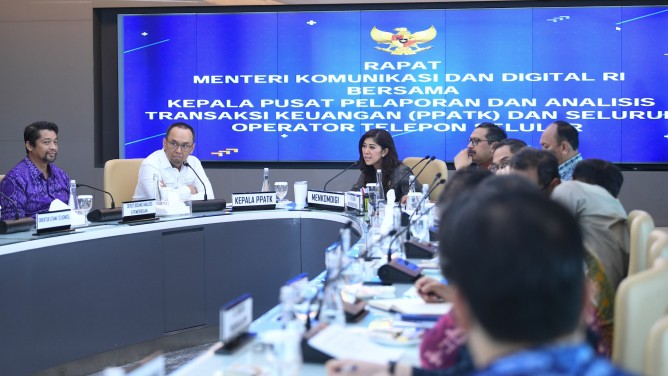 Menkomdigi Minta Operator Seluler Perketat Transaksi Pulsa untuk Cegah Judi Online