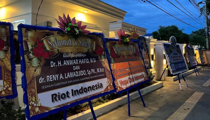 Unggul di Pilkada Sulteng 2024, Sejumlah Karangan Bunga Hiasi Rumah Anwar Hafid