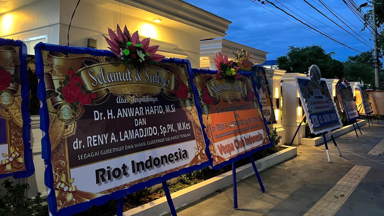 Unggul di Pilkada Sulteng 2024, Sejumlah Karangan Bunga Hiasi Rumah Anwar Hafid