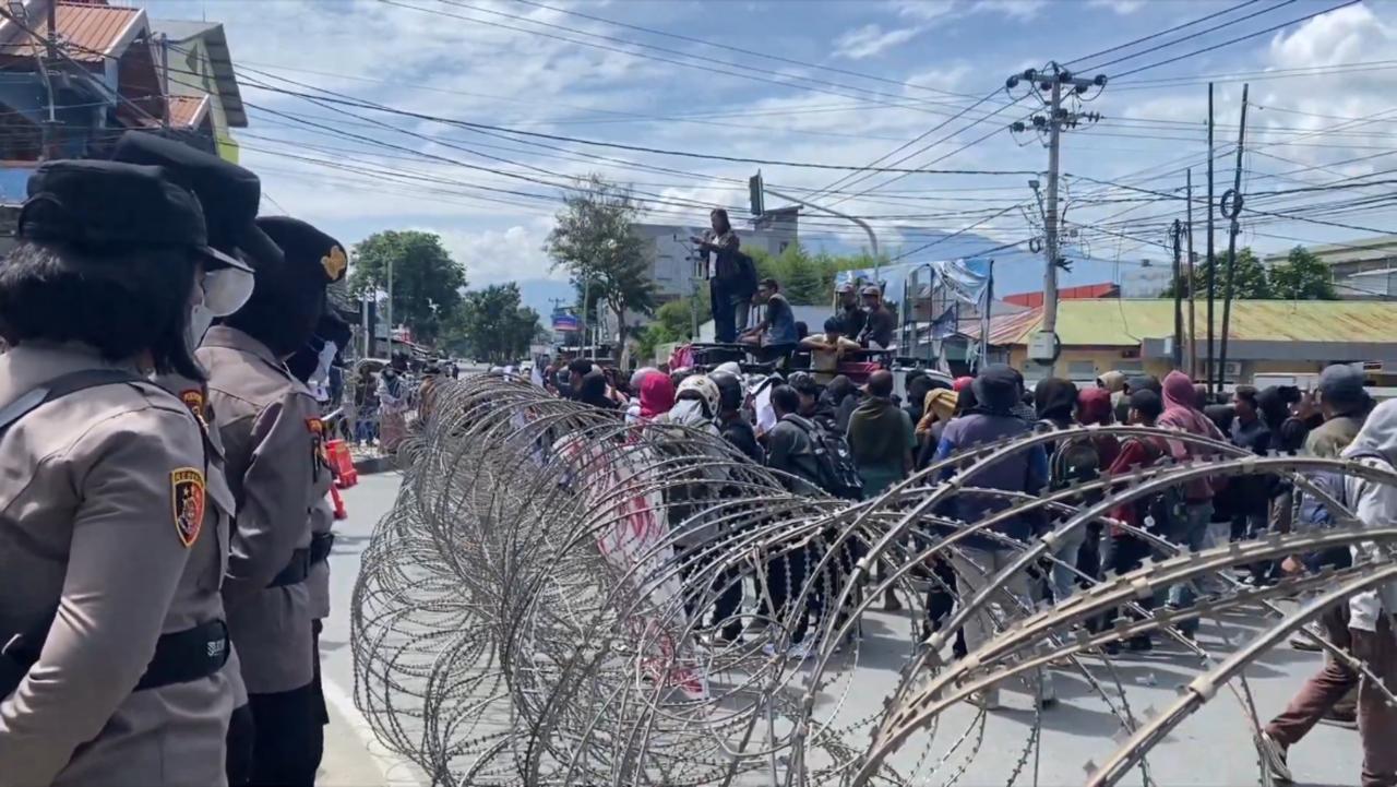 Aliansi Mahasiswa Geruduk Kantor KPU Sulteng Buntut Rendahnya Tingkat Partisipasi Pemilih di Pilkada 2024