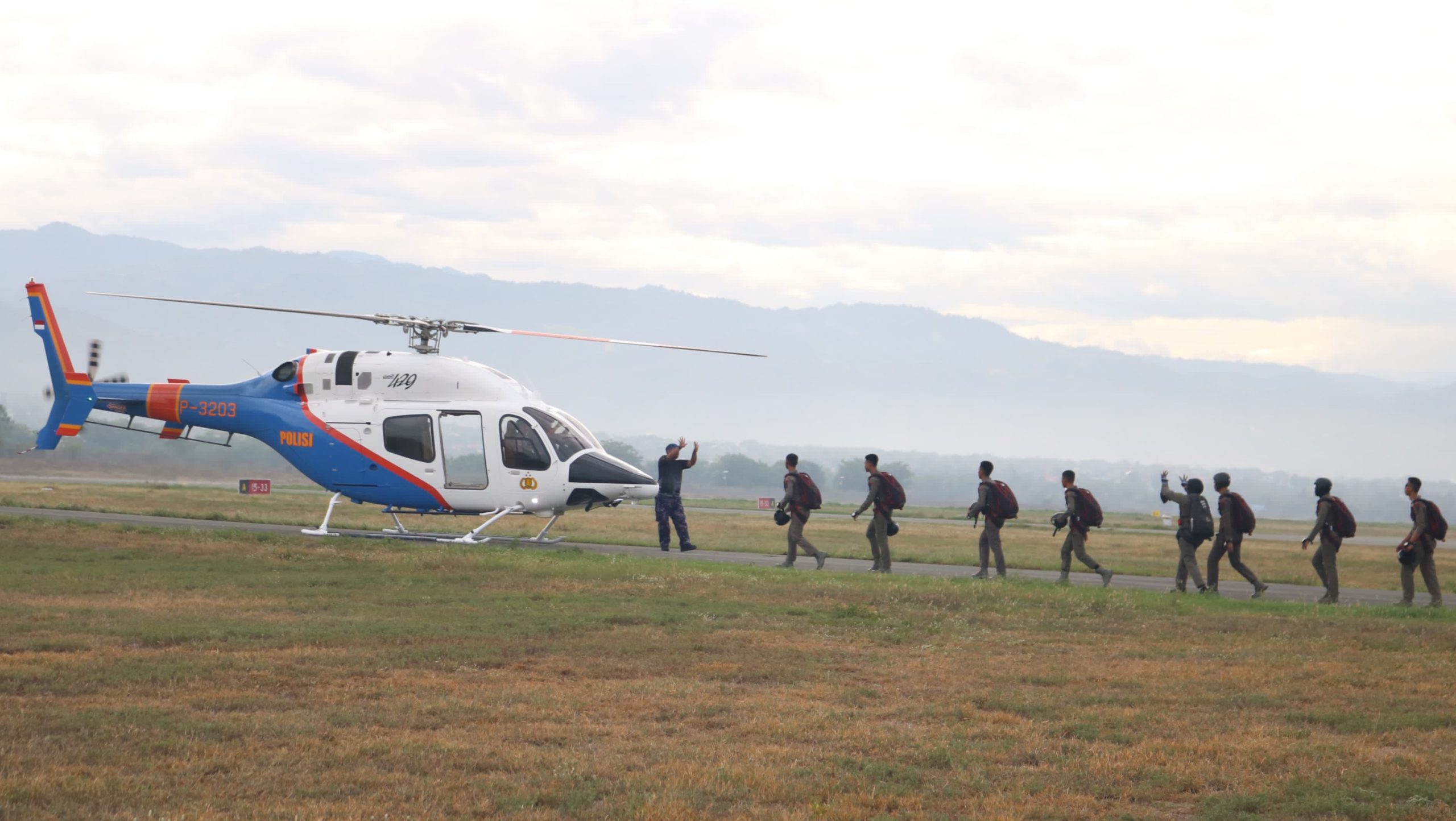 Satbrimob Polda Sulteng Latihan Terjun Payung di Bandara Mutiara Sis Aljufri Palu