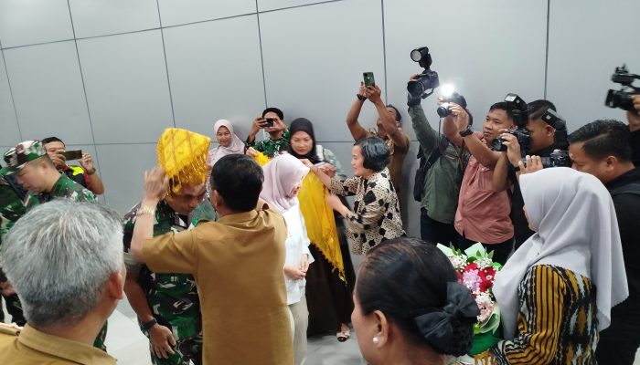 Kunjungan Kerja Pangdam XIII/Merdeka Mayjen TNI Suhardi Disambut Prosesi Adat