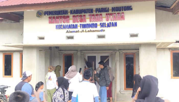 BREAKING NEWS: Warga Segel Kantor Desa Tada Utara Parimo, Minta Kades Mundur