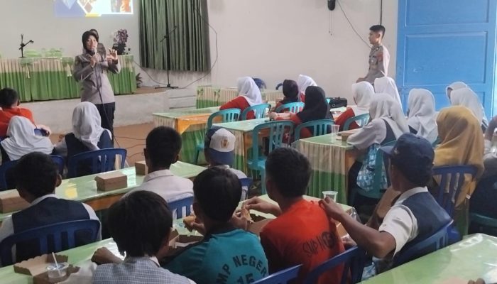 Biddokkes Polda Sulteng Beri Penyuluhan Bahaya Narkoba di SMPN 15 Palu