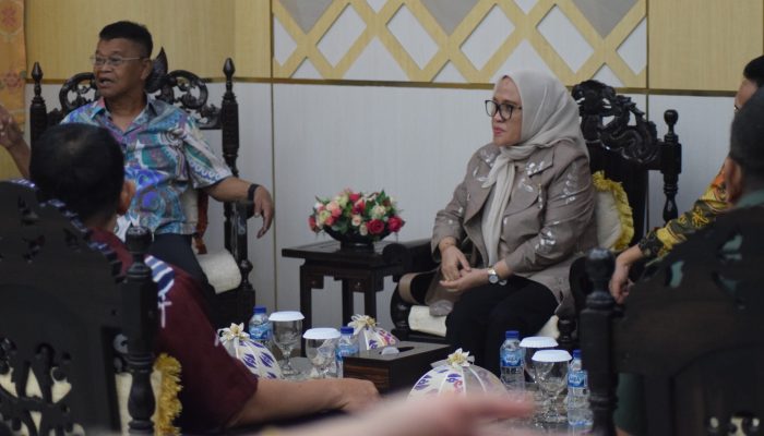 Sekda Irmayanti Pettalolo Sambut Kedatangan Menteri Kesehatan Budi Gunadi Sadikin di Kota Palu