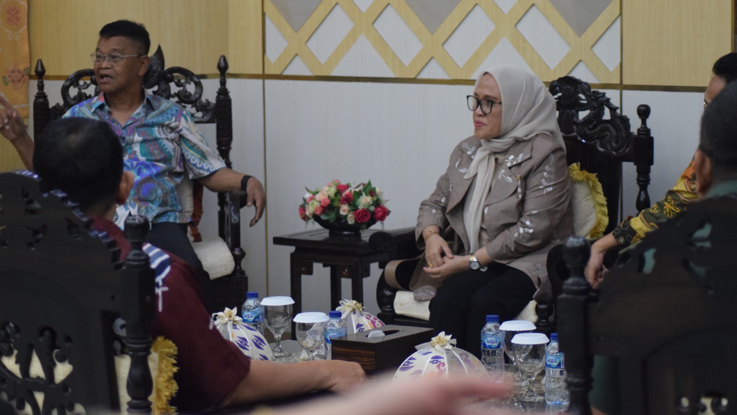 Sekda Irmayanti Pettalolo Sambut Kedatangan Menteri Kesehatan Budi Gunadi Sadikin di Kota Palu