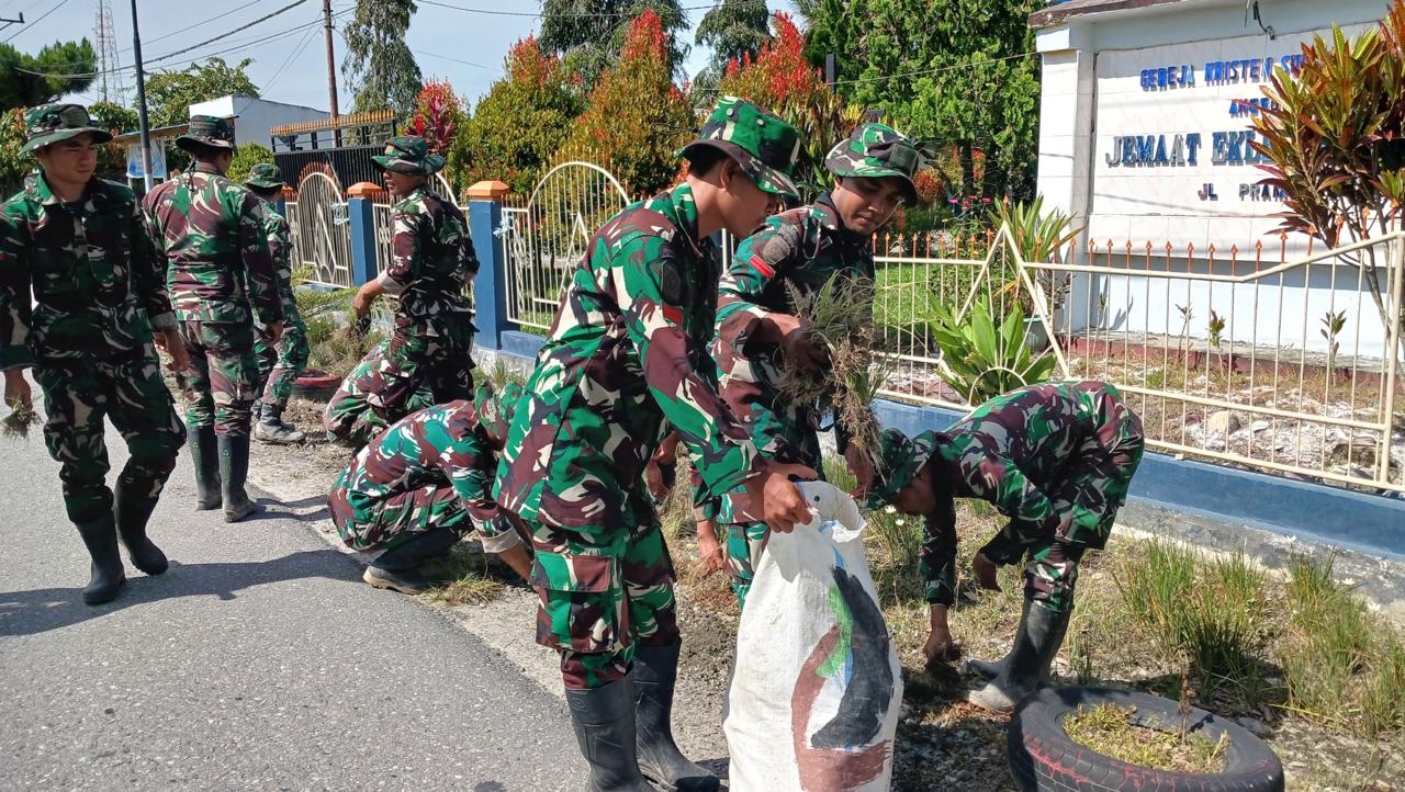 Satgas Pamtas RI-PNG Yonif 711/Raksatama Gelar Karya Bakti di Poso, Perkuat Sinergi dengan Masyarakat